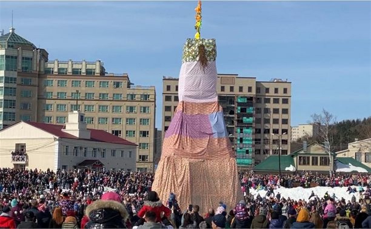 Тысячи сахалинцев пришли посмотреть на горящее чучело в парке имени Гагарина