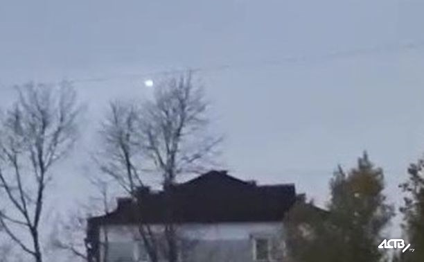НЛО? Странный летающий объект завис сегодня в небе над Сахалином