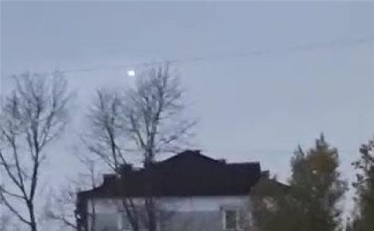 "Метеорит приближается к Земле": странный летающий объект завис в небе над Сахалином