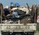 Грузовик в Южно-Сахалинске на ходу засыпал мусором другие авто