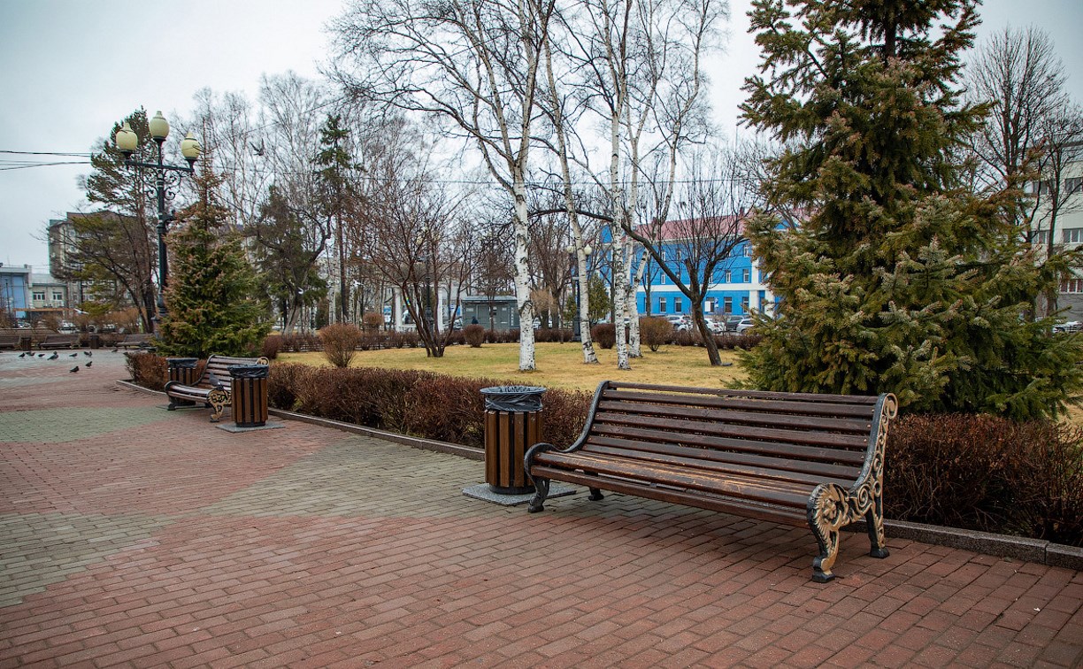 Скамейки и урны возвращают на улицы Южно-Сахалинска после зимы