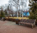 Скамейки и урны возвращают на улицы Южно-Сахалинска после зимы