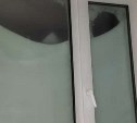 Снежные "шторы" образовались на окнах домов в Северо-Курильске после метели