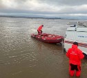 Спасатели на лодке довезли пожарных до противоположного берега реки Найба для тушения травы 