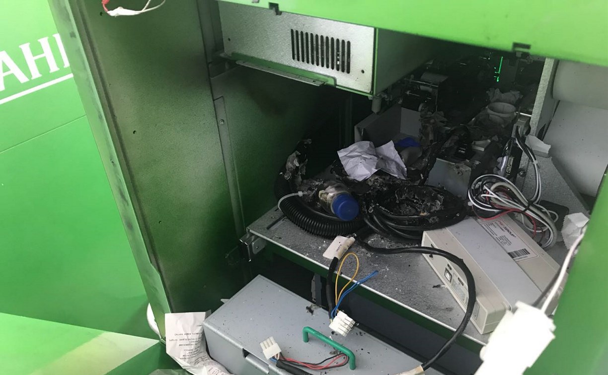 Неизвестные украли коробку воздушных шаров и подожгли банкомат в Дальнем