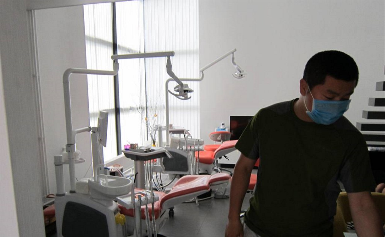 Оборудование на 2 млн рублей изъяли в нелегальной стоматологии полицейские Южно-Сахалинска