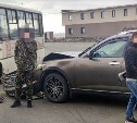Автомобиль Infiniti потерял бампер после столкновения с пассажирским автобусом на Сахалине