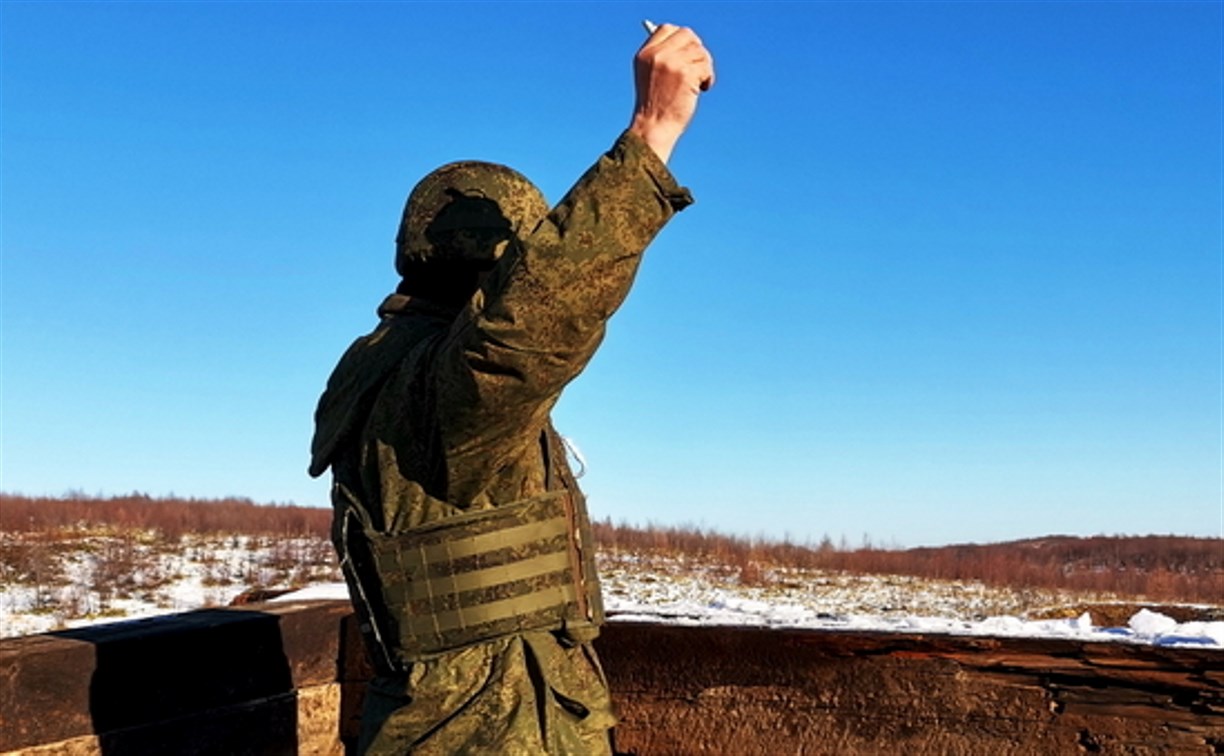 Сахалинские мобилизованные, контрактники и призывники забросали окопы "противника" гранатами