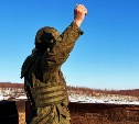 Сахалинские мобилизованные, контрактники и призывники забросали окопы "противника" гранатами