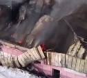 "Вся "Галактика" в огне": видео масштабного пожара в Южно-Сахалинске с квадрокоптера