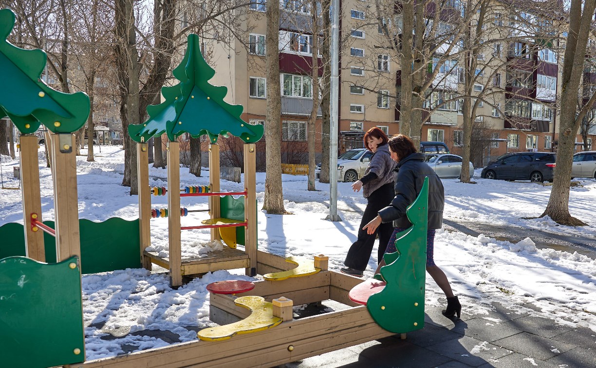 В Южно-Сахалинске приводят в порядок муниципальные детские площадки -  Новости Сахалинской области - astv.ru