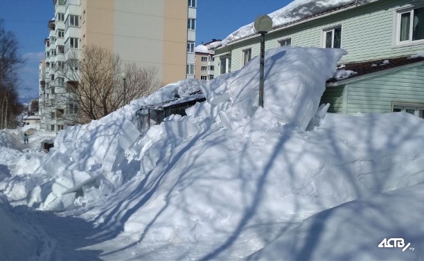 Южно сахалинск завалило снегом. Снежные заносы в здании. Дом заваленный снегом. Сахалинская область Южно-Сахалинск улица Есенина 9/1 Mist. Сахалин завалило снегом фото.