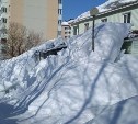 Тротуар на улице Есенина в Южно-Сахалинске завалило снегом с крыш