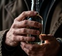 Сахалинец похитил с витрины алкоголь за 24 тысячи рублей и успел им распорядиться