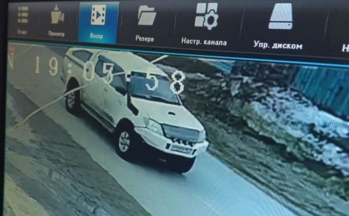 Сахалинцев просят помочь в поиске водителя, который скрылся с места ДТП