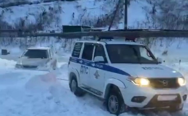 В Невельске водитель застрял на железнодорожном переезде