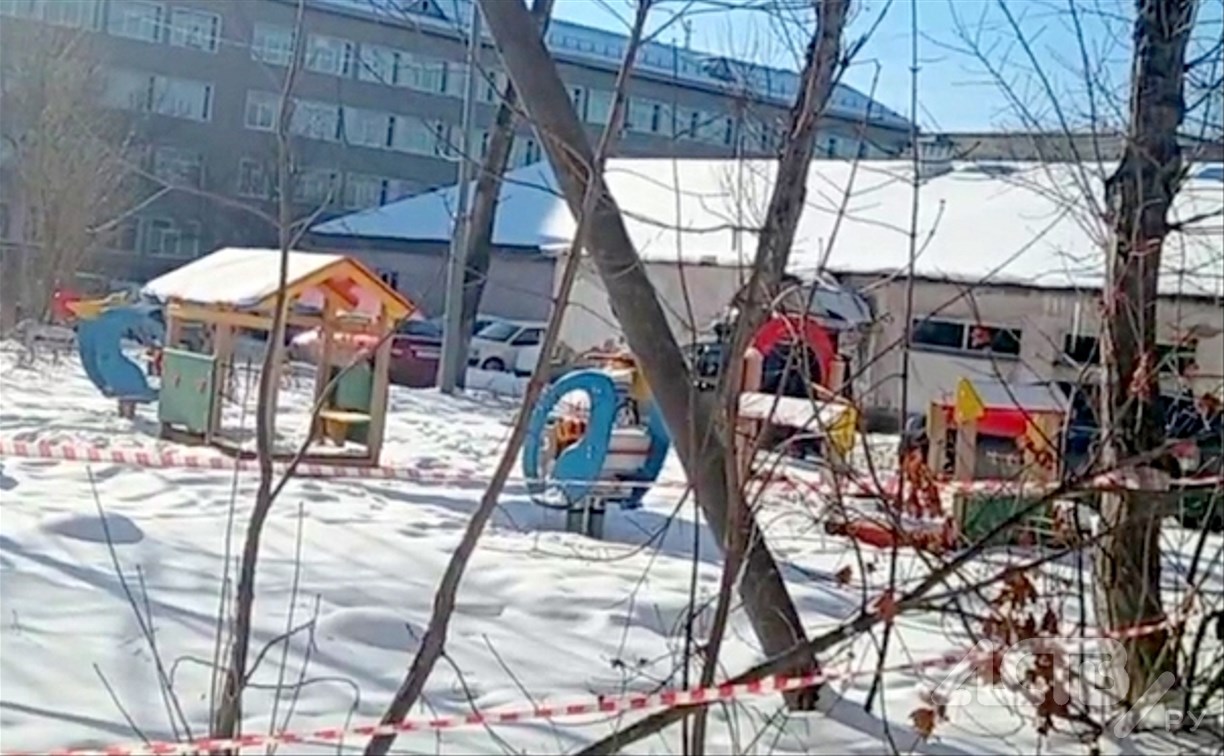 Накренившийся столб с проводами под напряжением навис над детской площадкой в Южно-Сахалинске 