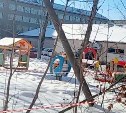 Накренившийся столб с проводами под напряжением навис над детской площадкой в Южно-Сахалинске 