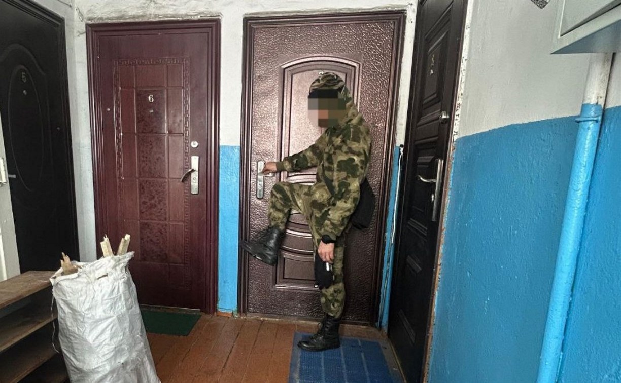 Курильчанин избил женщину и сдавил ногой её горло