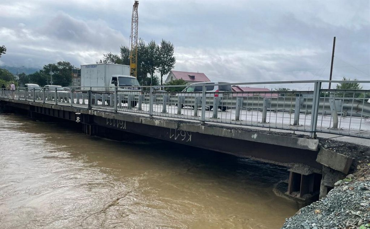 Проезда не будет: временный мост через Сусую закрывают в Южно-Сахалинске