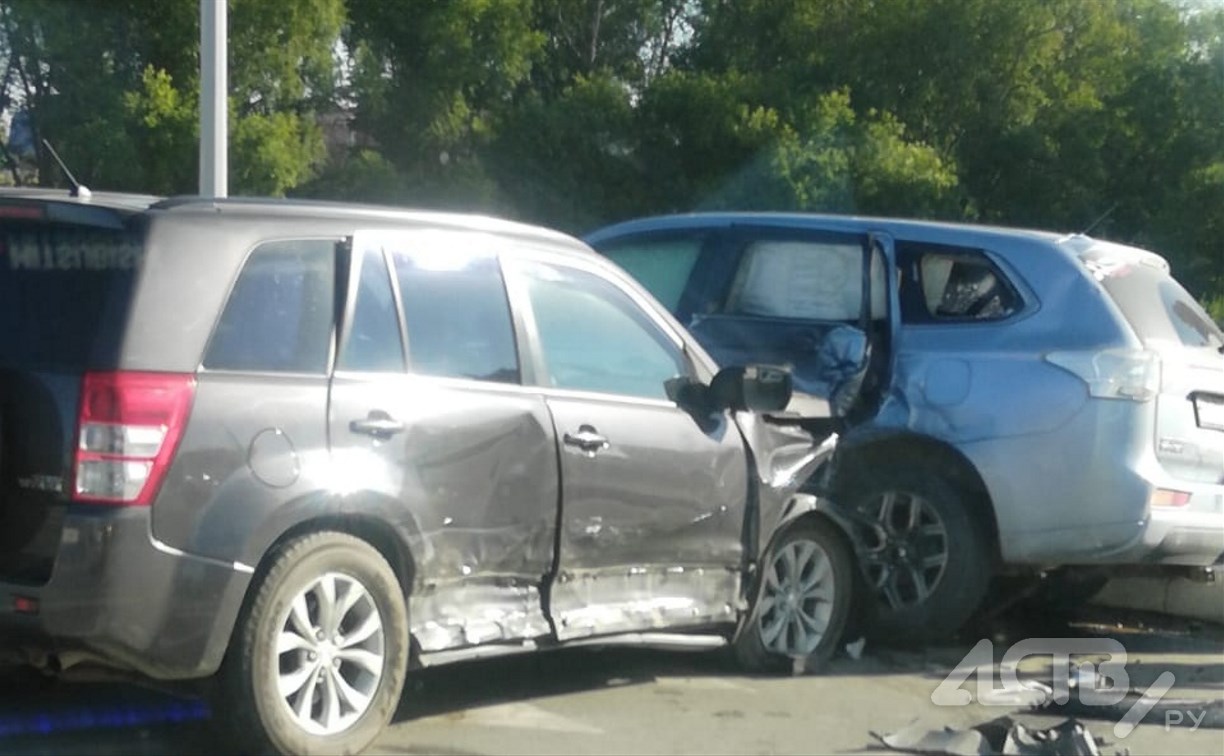 ДТП с тремя авто в Южно-Сахалинске: женщина за рулем кроссовера влетела в авто с тремя детьми