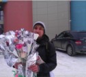 Мужчины с цветами и тортами на улицах Южно-Сахалинска – значит, скоро 8 Марта! (ФОТО)