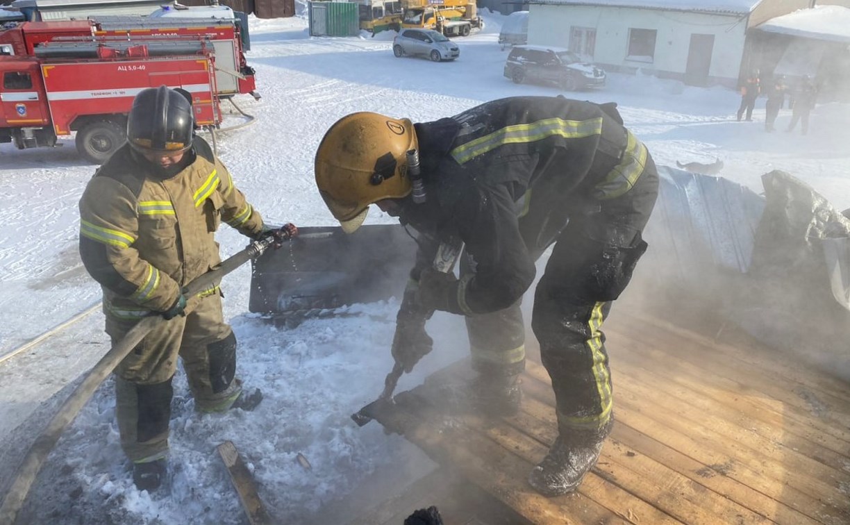 В Южно-Сахалинске загорелась пристройка к рабочему цеху 