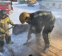 В Южно-Сахалинске загорелась пристройка к рабочему цеху 