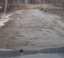 Дорога превратилась в реку: дополнительные кадры подтопленной улицы в селе Молодёжном