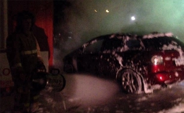 Автомобиль загорелся на улице Нагорной в Корсакове