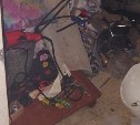Помойка в квартире, тараканы, пожар: "замечательный" сосед в Корсакове превратил жизнь соседей в ад 