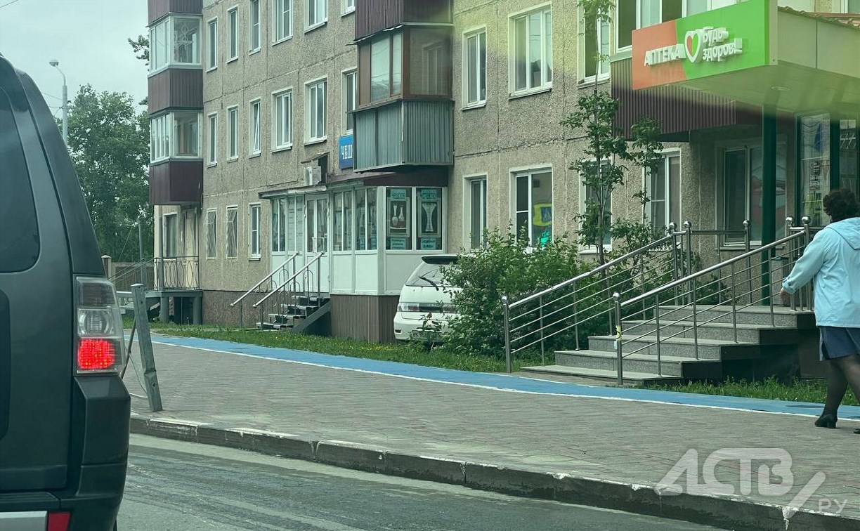 "Как он туда залетел?": в Южно-Сахалинске утром иномарка въехала в многоэтажку 