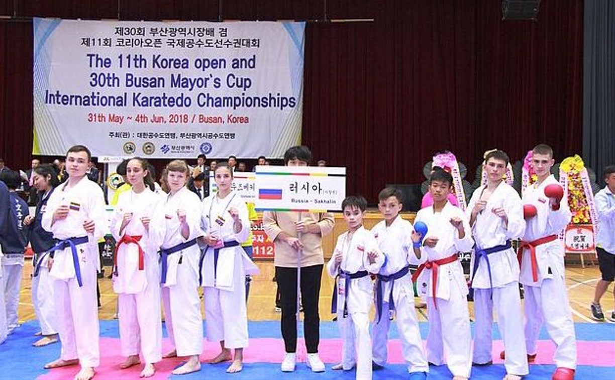 Тринадцать золотых медалей завоевали сахалинские каратисты на международных соревнованиях в Пусане