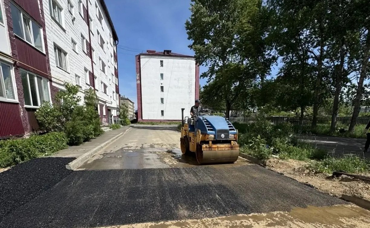 "План перевыполнили": на Сахалине и Курилах обновили асфальт в 343 дворах