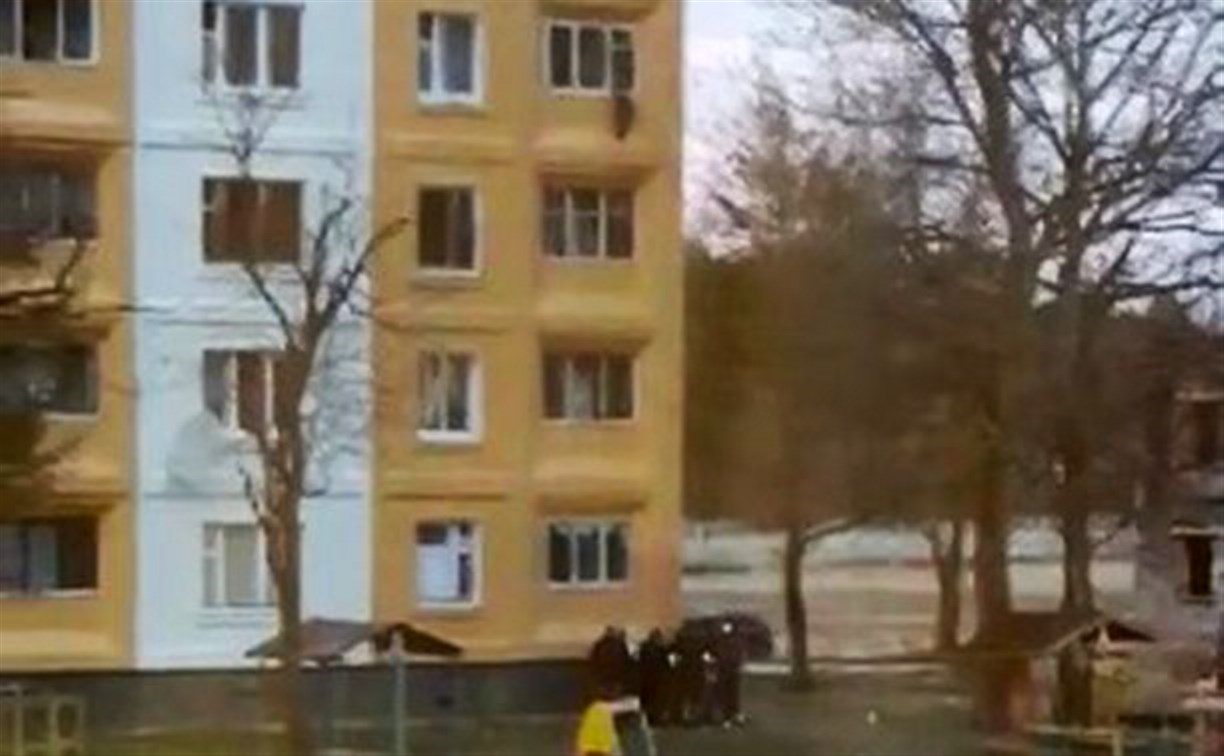 Жители Соловьёвки рассказали, как спасли упавшего с четвёртого этажа малыша