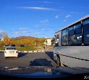 Водитель автобуса маршрута №19 подрезал автомобилиста в Южно-Сахалинске