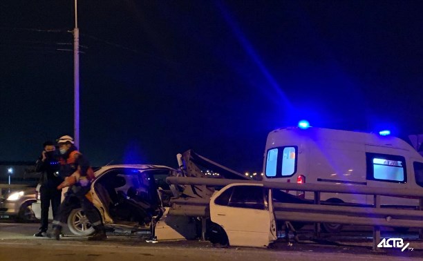 Иномарку искорежило на виадуке в Южно-Сахалинске