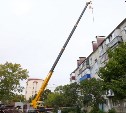 Свет дали, крышу чинят: как возвращается к жизни дом на улице Тихоокеанской, 28