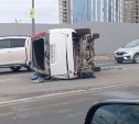 В Южно-Сахалинске микроавтобус опрокинулся посреди дороги в результате ДТП