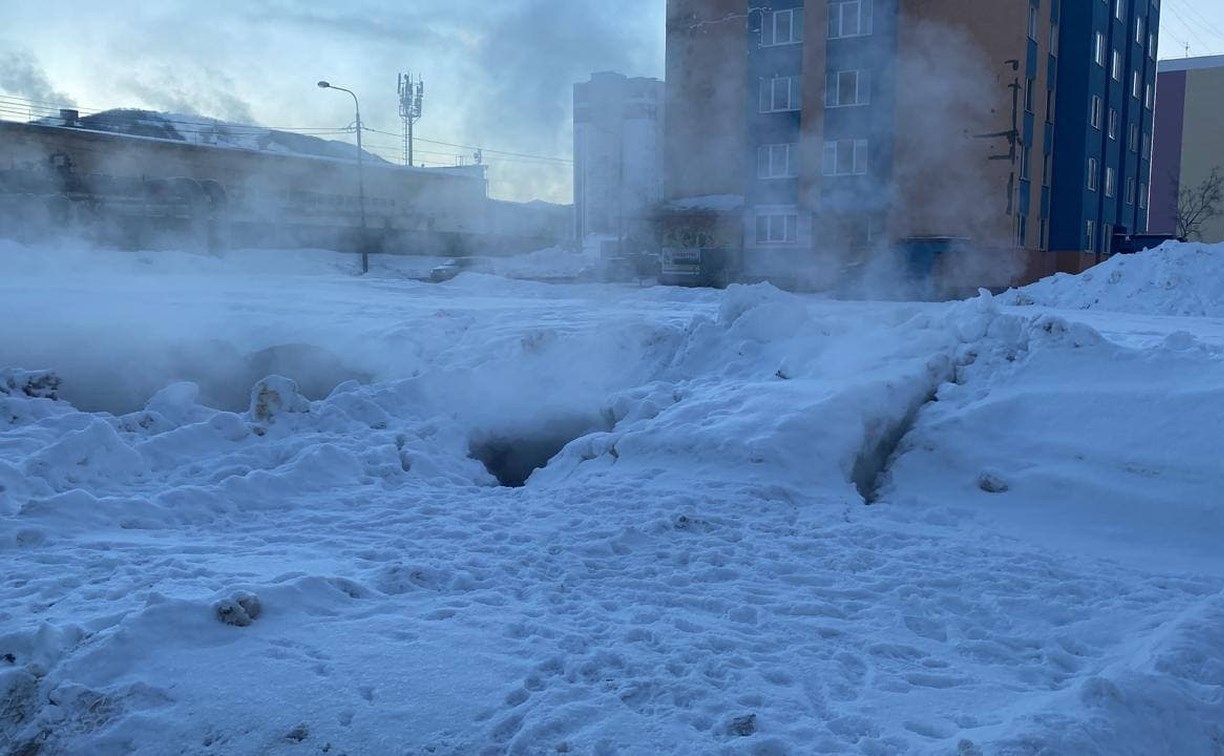 В Южно-Сахалинске девушка провалилась под снег прямо в кипяток