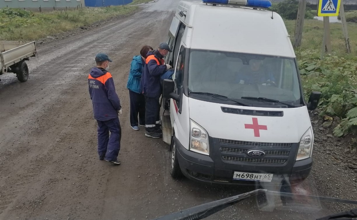 Сахалинские спасатели доставили в больницу участницу тургруппы на Кунашире