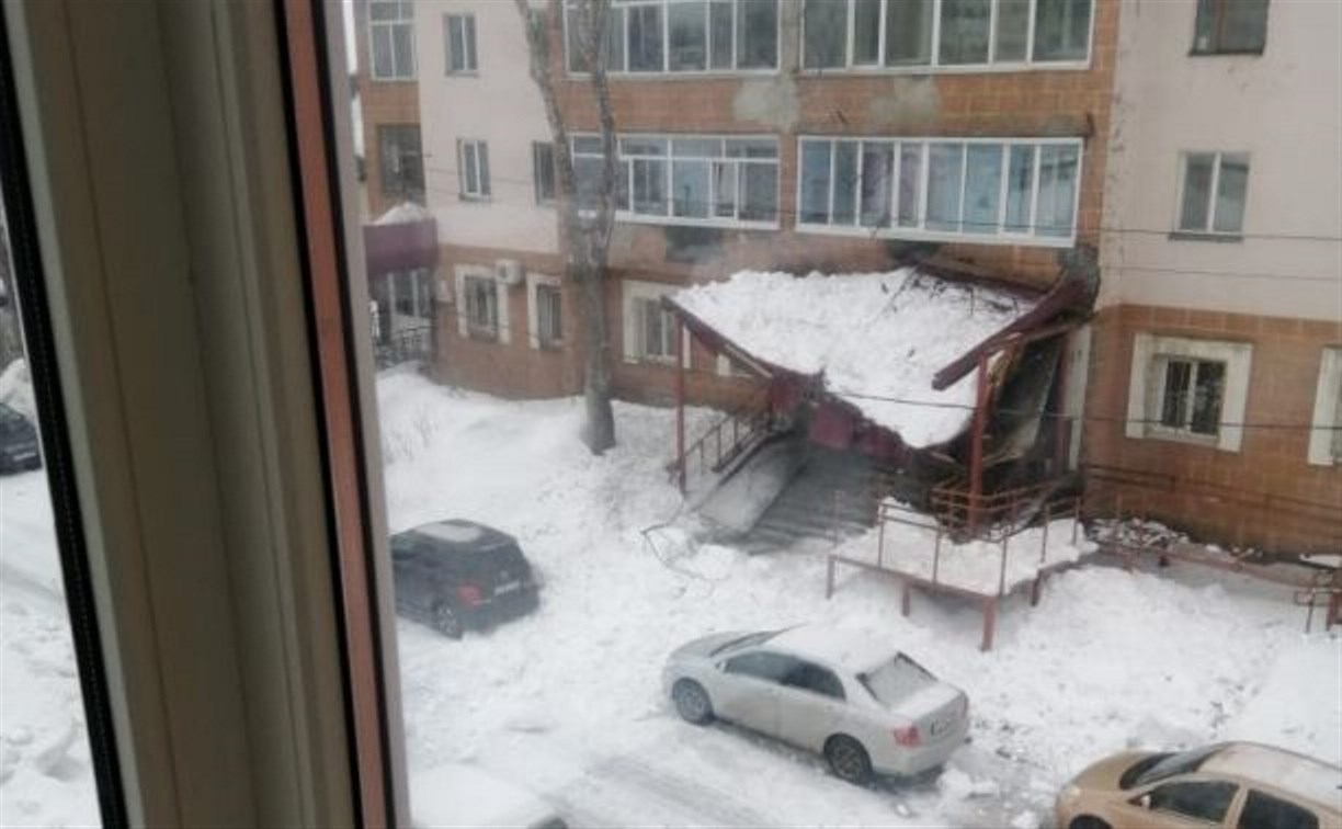 На юге Сахалина из-за наледи рухнула крыша над крыльцом Центра занятости