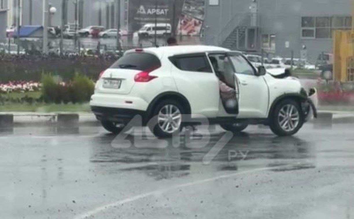 "Вот это бабахнуло": Nissan Juke врезался в инкассаторскую машину в Южно-Сахалинске