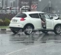 "Вот это бабахнуло": Nissan Juke врезался в инкассаторскую машину в Южно-Сахалинске