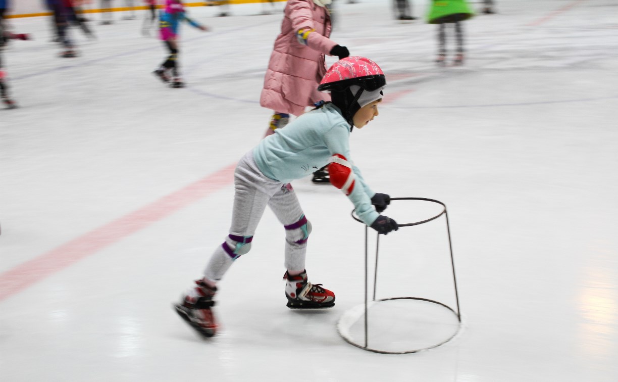 Ещё 180 юных сахалинцев научились кататься на коньках в рамках проекта «Коньки в школу»
