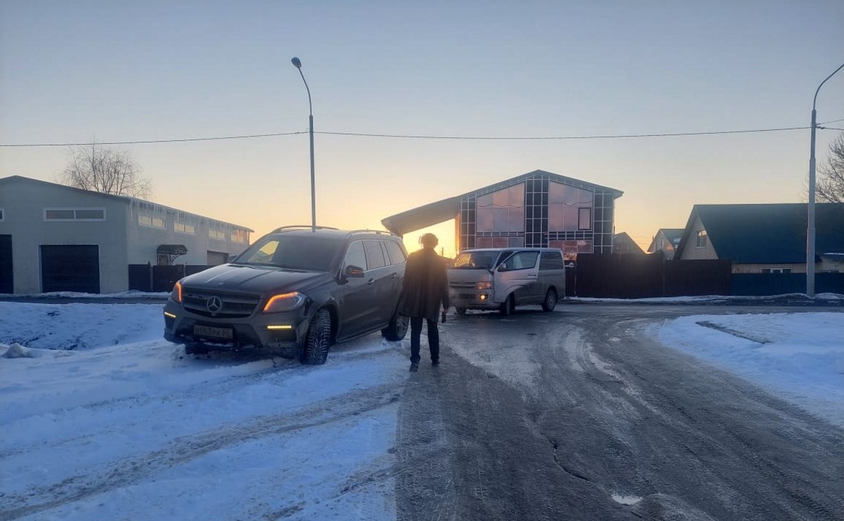 Очевидцев столкновения люксового внедорожника и микроавтобуса ищут в Южно-Сахалинске