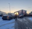 Очевидцев столкновения люксового внедорожника и микроавтобуса ищут в Южно-Сахалинске