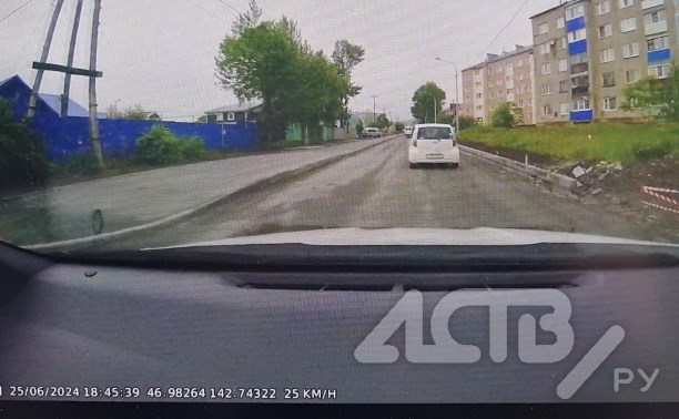 Южносахалинец снял на видео, как из машины на ходу выбрасывали банки и салфетки