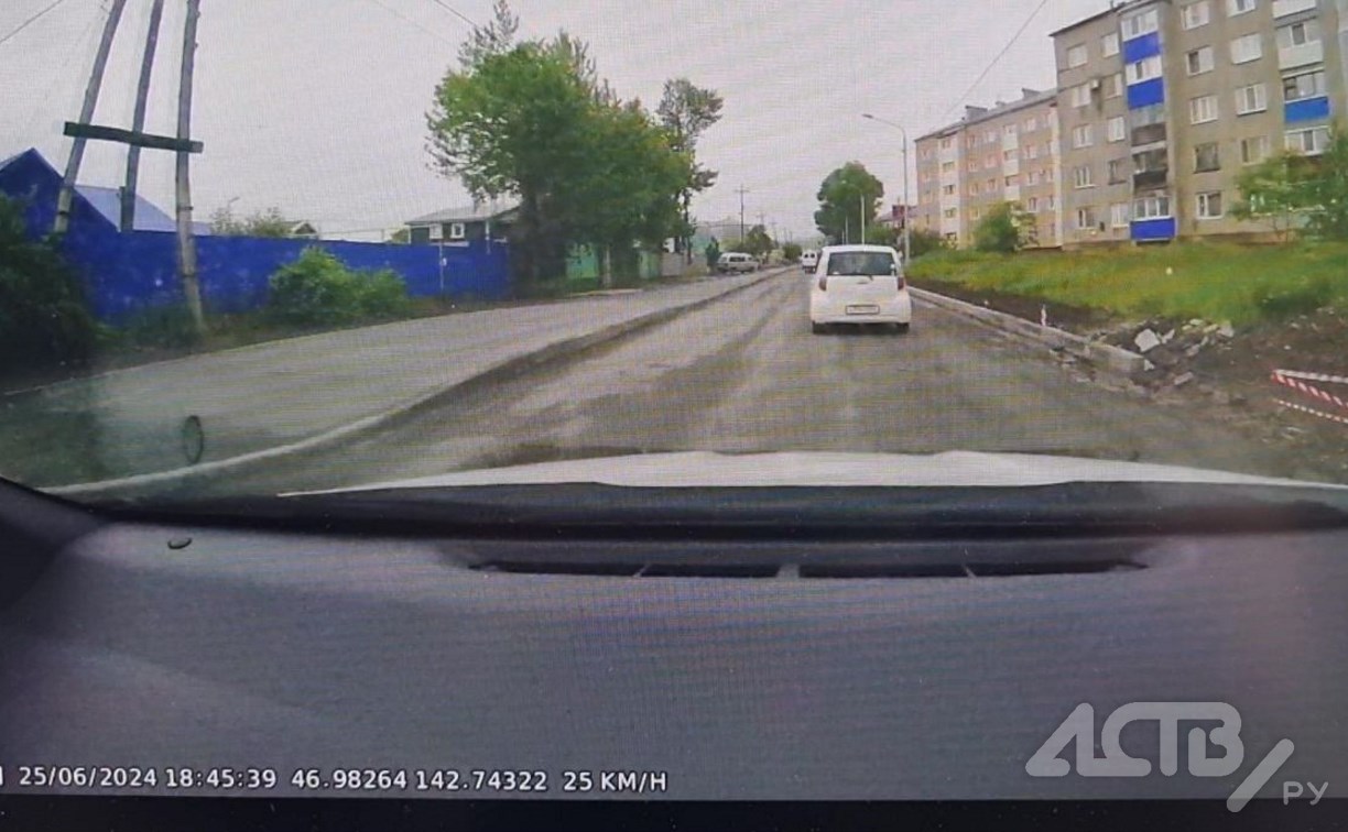 Южносахалинец снял на видео, как из машины на ходу выбрасывали банки и салфетки