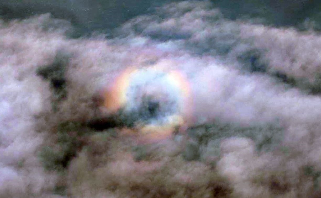 "Это не фотошоп": пассажиры самолёта запечатлели необычное явление в небе над Курилами
